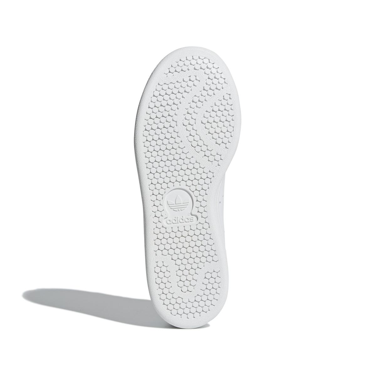 product/a/d/adidas-originals_aq6272_4_footwear_photography_bottom_view_white_000.jpg