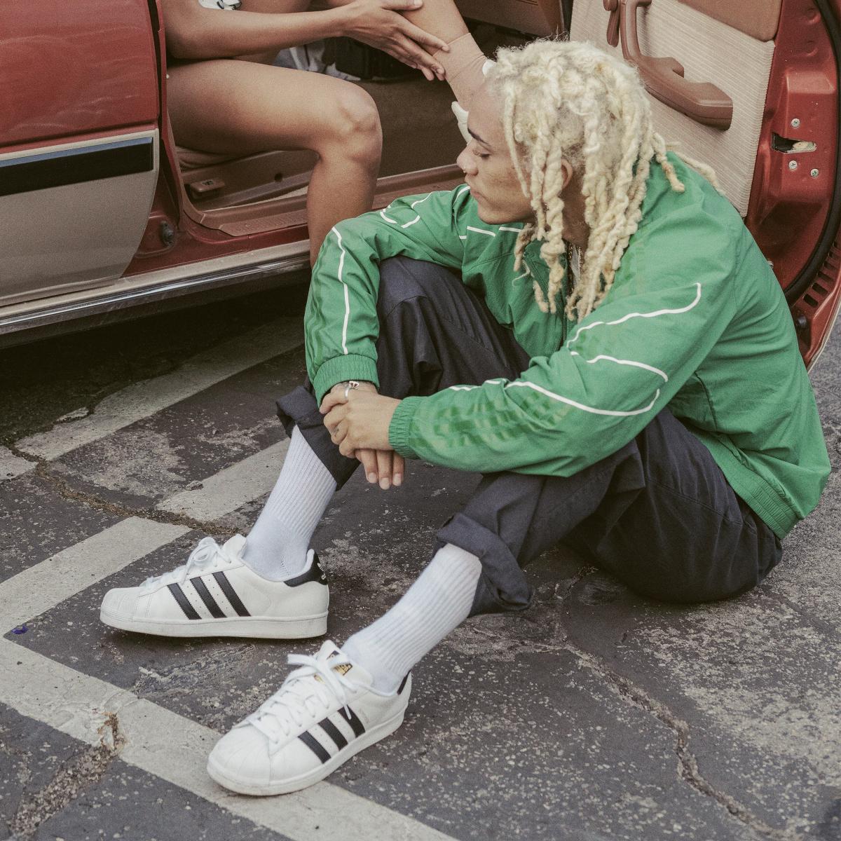 product/a/d/adidas-originals_c77124_17_footwear_photography_heromrktng_view_2_white_000.jpg