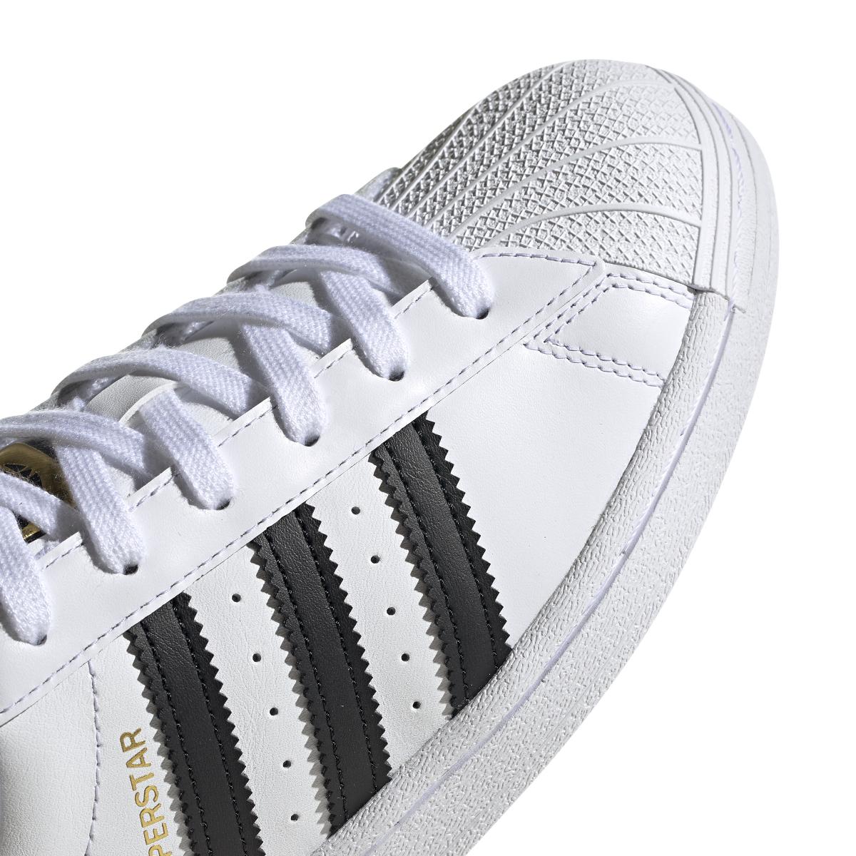 product/a/d/adidas-originals_fv3284_9_footwear_photography_detail_view_2_white_000.jpg