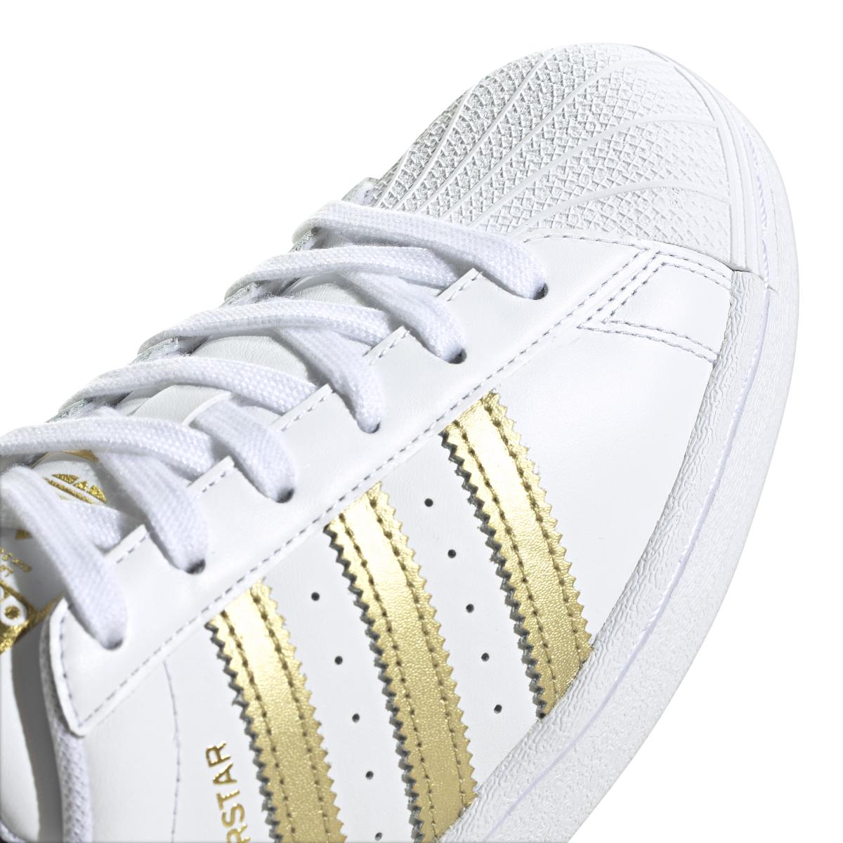 product/a/d/adidas-originals_fx7483_9_footwear_photography_detail_view_2_white_000.jpg