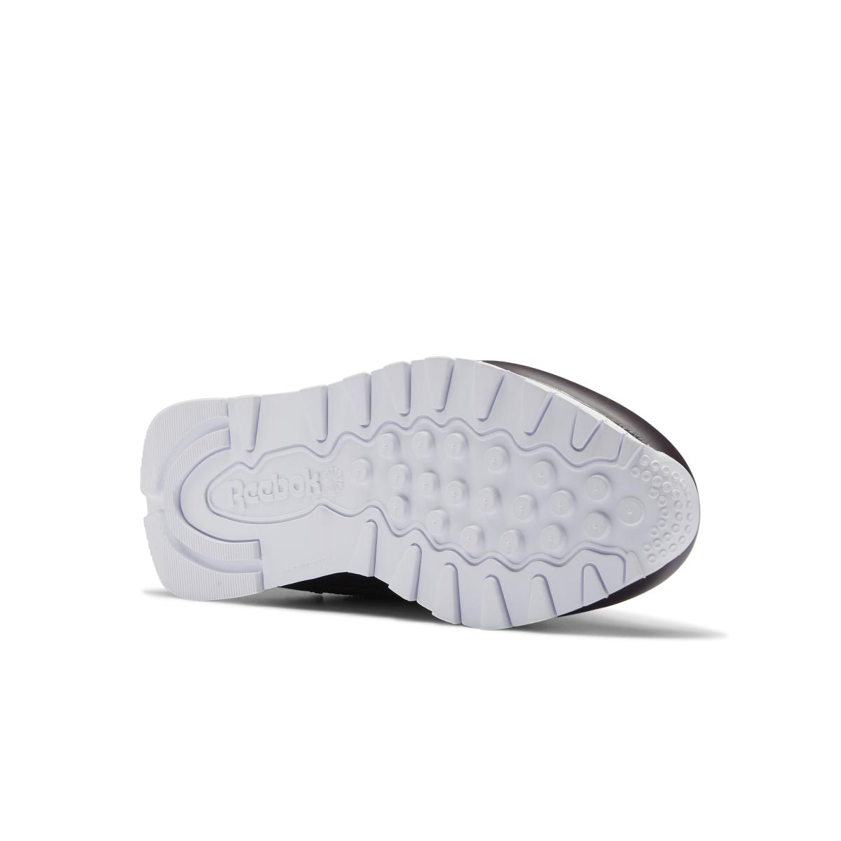 product/r/e/reebok-classics_fw1258_3_footwear_photography_bottom_view_white_000.jpg