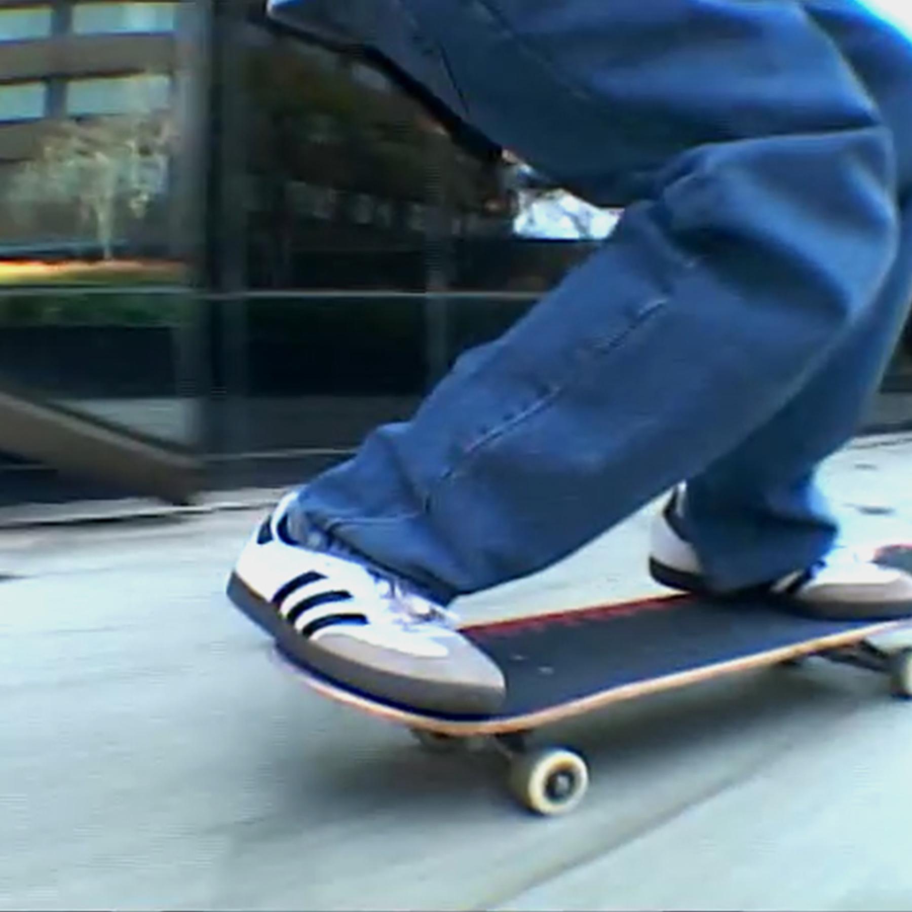 product/a/d/adidas-originals_b75806_18_footwear_photography_heromrktng_view_2-nw040824x.jpg