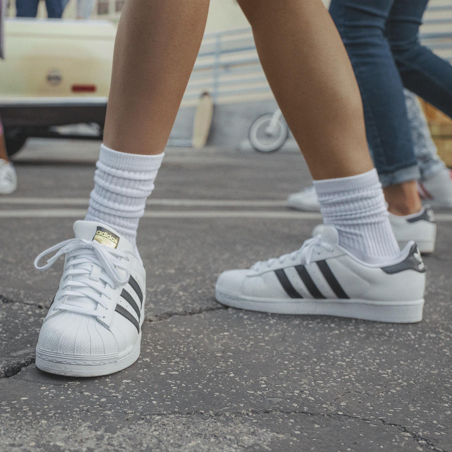 product/a/d/adidas-originals_c77124_16_footwear_photography_heromrktng_view_1_white_000.jpg