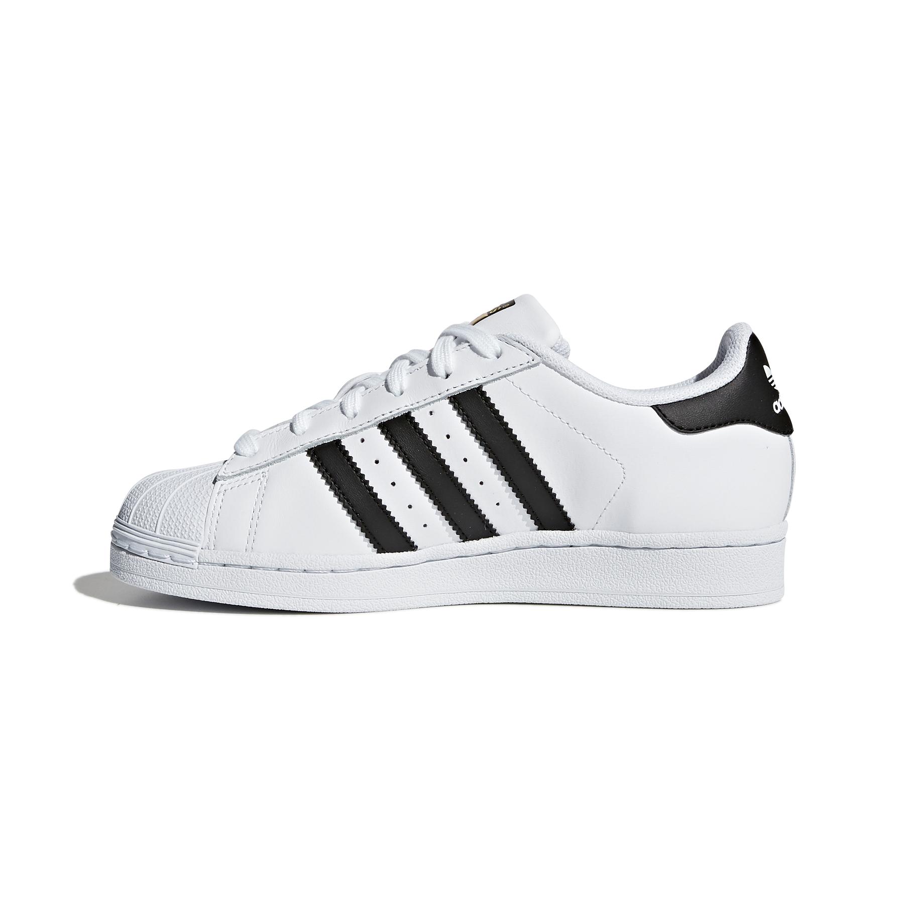 product/a/d/adidas-originals_c77154_5_footwear_photography_side_medial_center_view_white_000.jpg