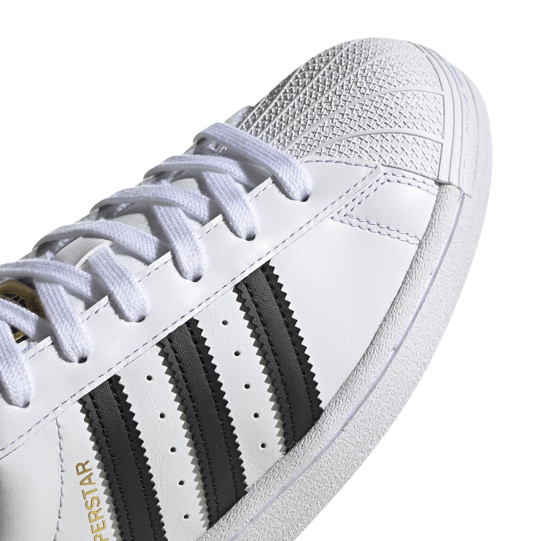 product/a/d/adidas-originals_fv3284_9_footwear_photography_detail_view_2_white_000.jpg