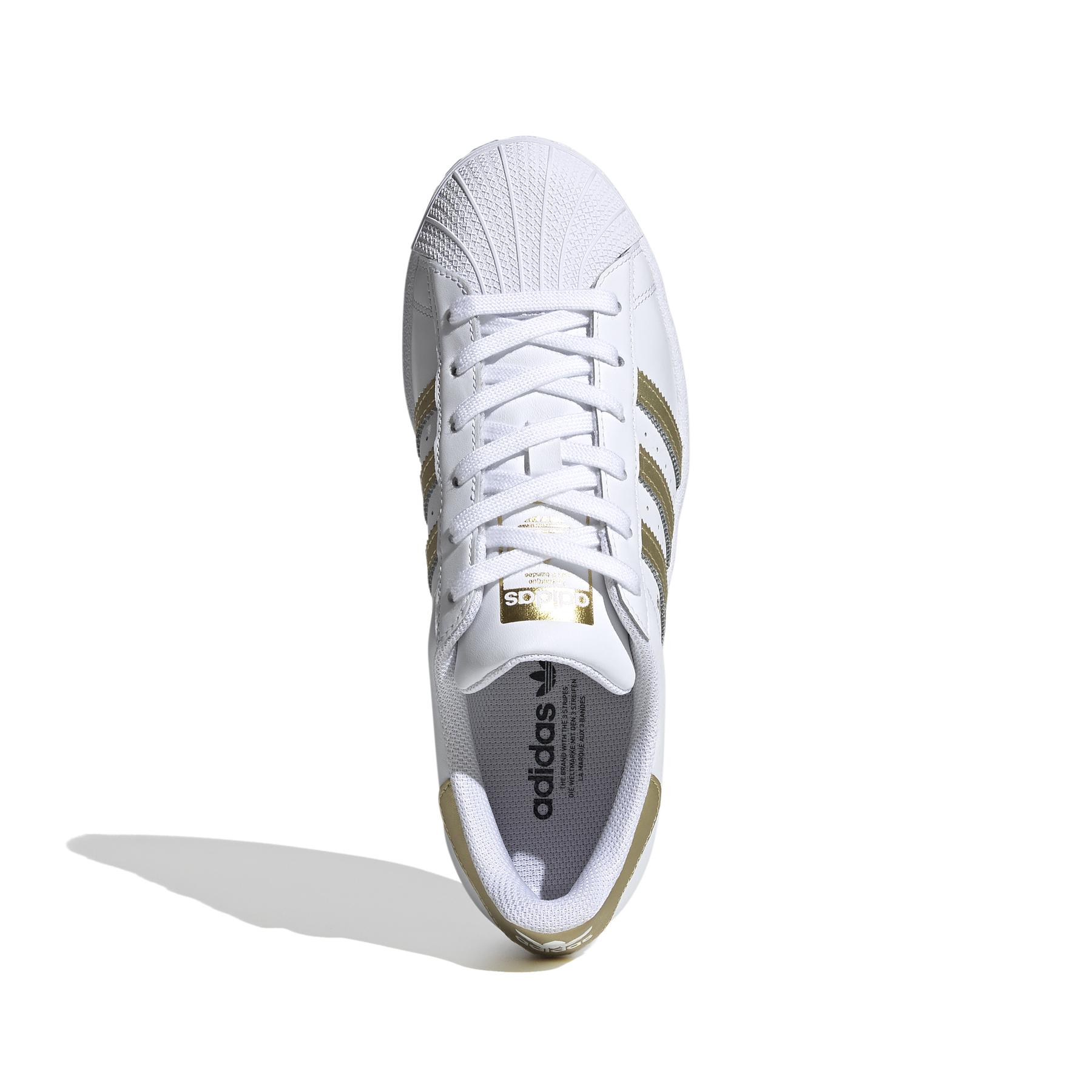 product/a/d/adidas-originals_fx7483_3_footwear_photography_top_portrait_view_white_000.jpg
