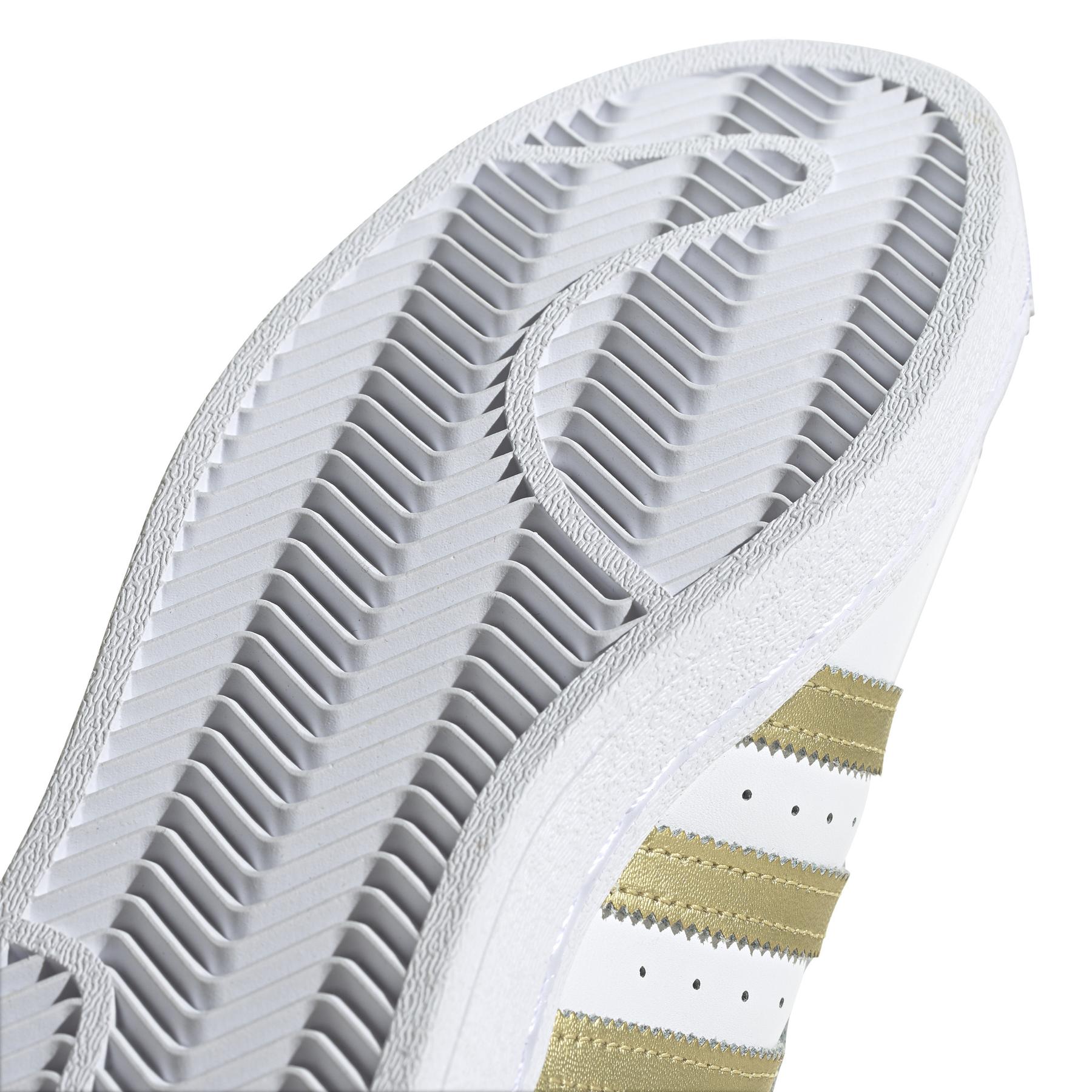 product/a/d/adidas-originals_fx7483_8_footwear_photography_detail_view_1_white_000.jpg