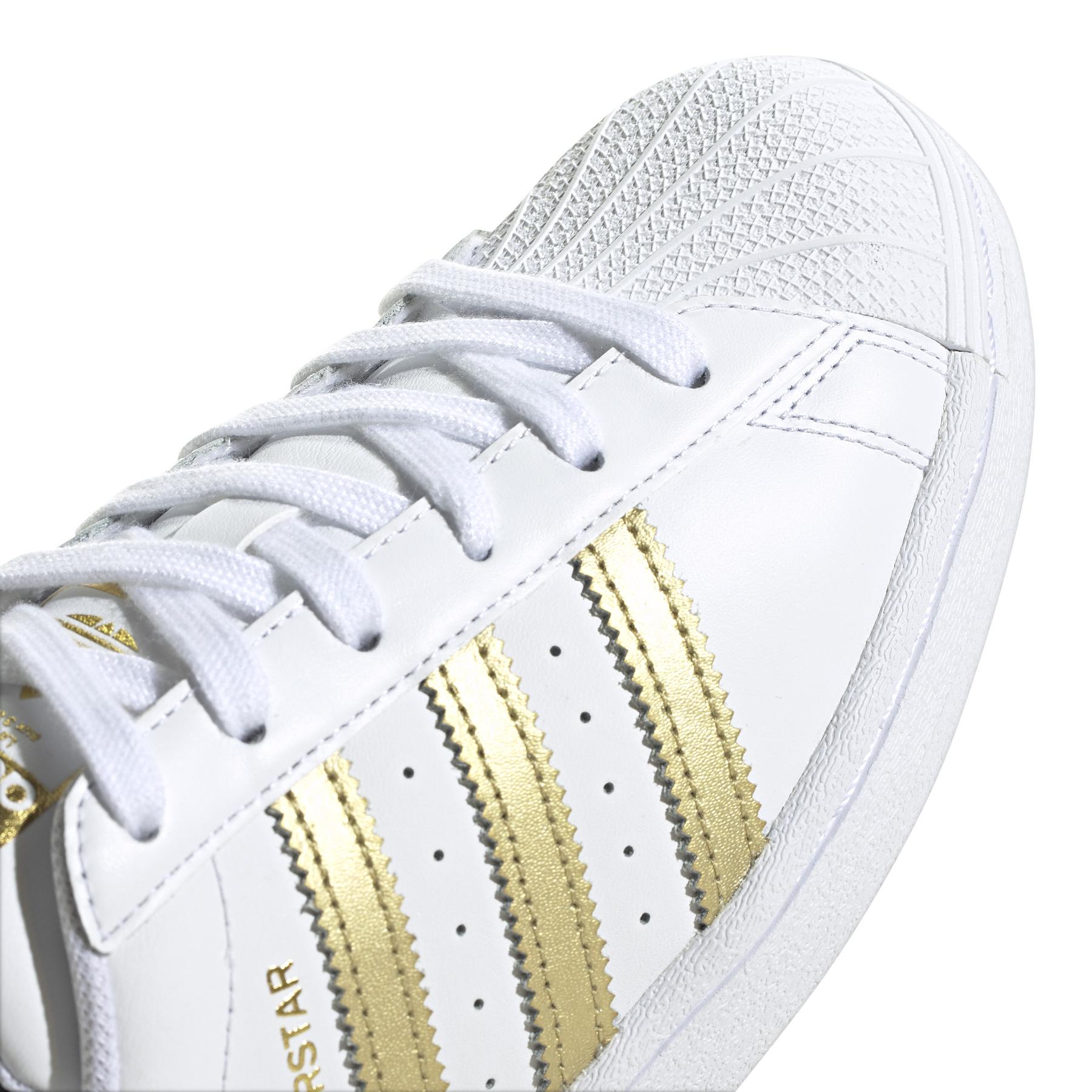 product/a/d/adidas-originals_fx7483_9_footwear_photography_detail_view_2_white_000.jpg