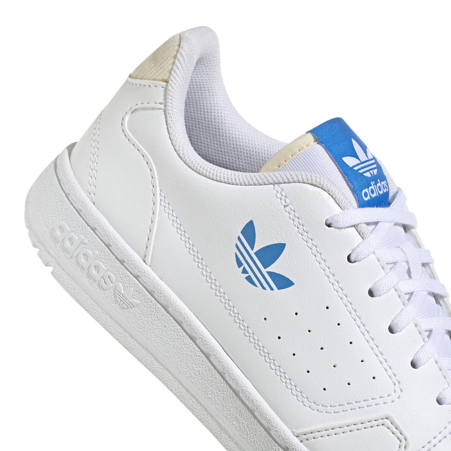 product/a/d/adidas-originals_gz1875_8_footwear_photography_detail_view_1_white_000.jpg
