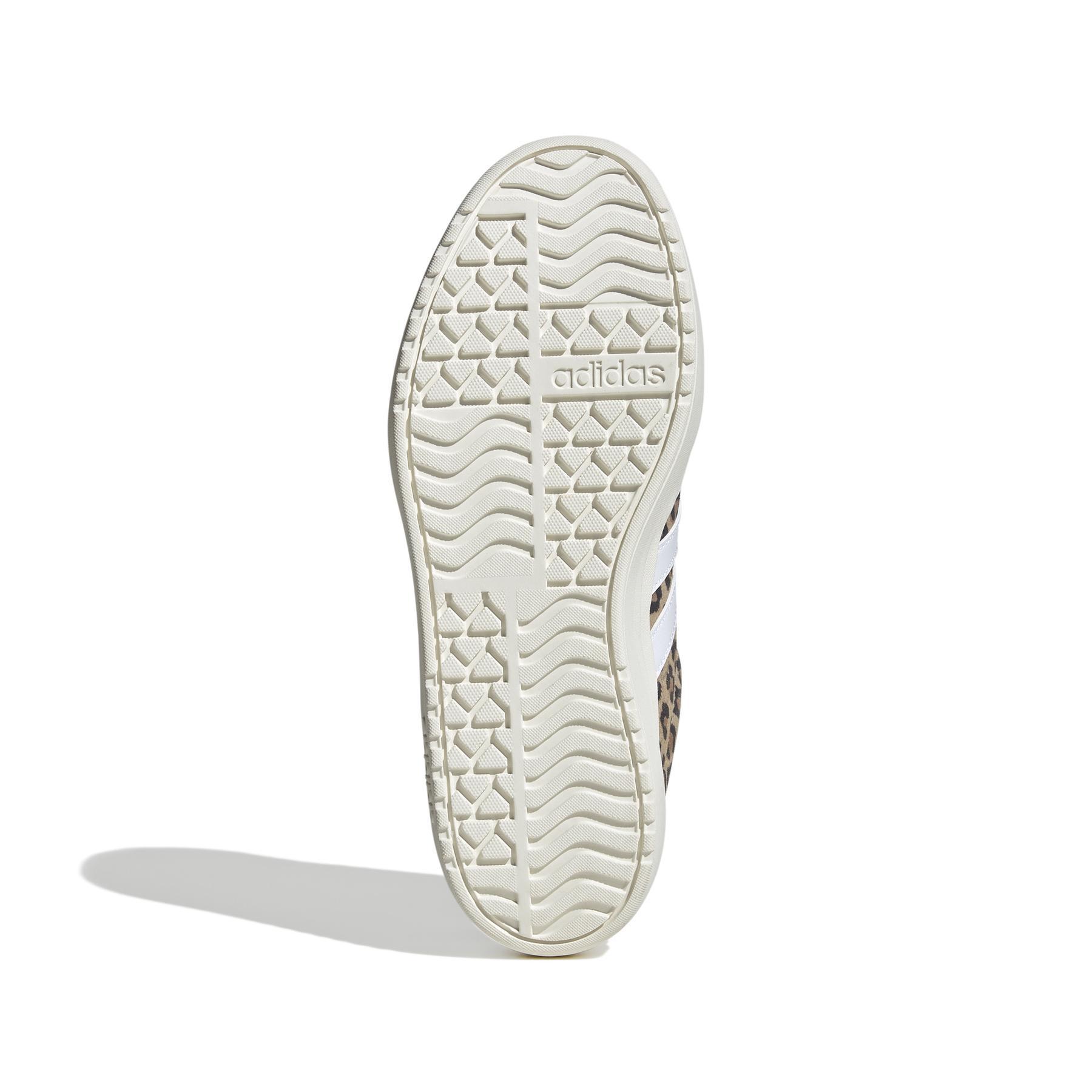 product/a/d/adidas-originals_js4376_4_footwear_photography_bottom_view_white.jpg