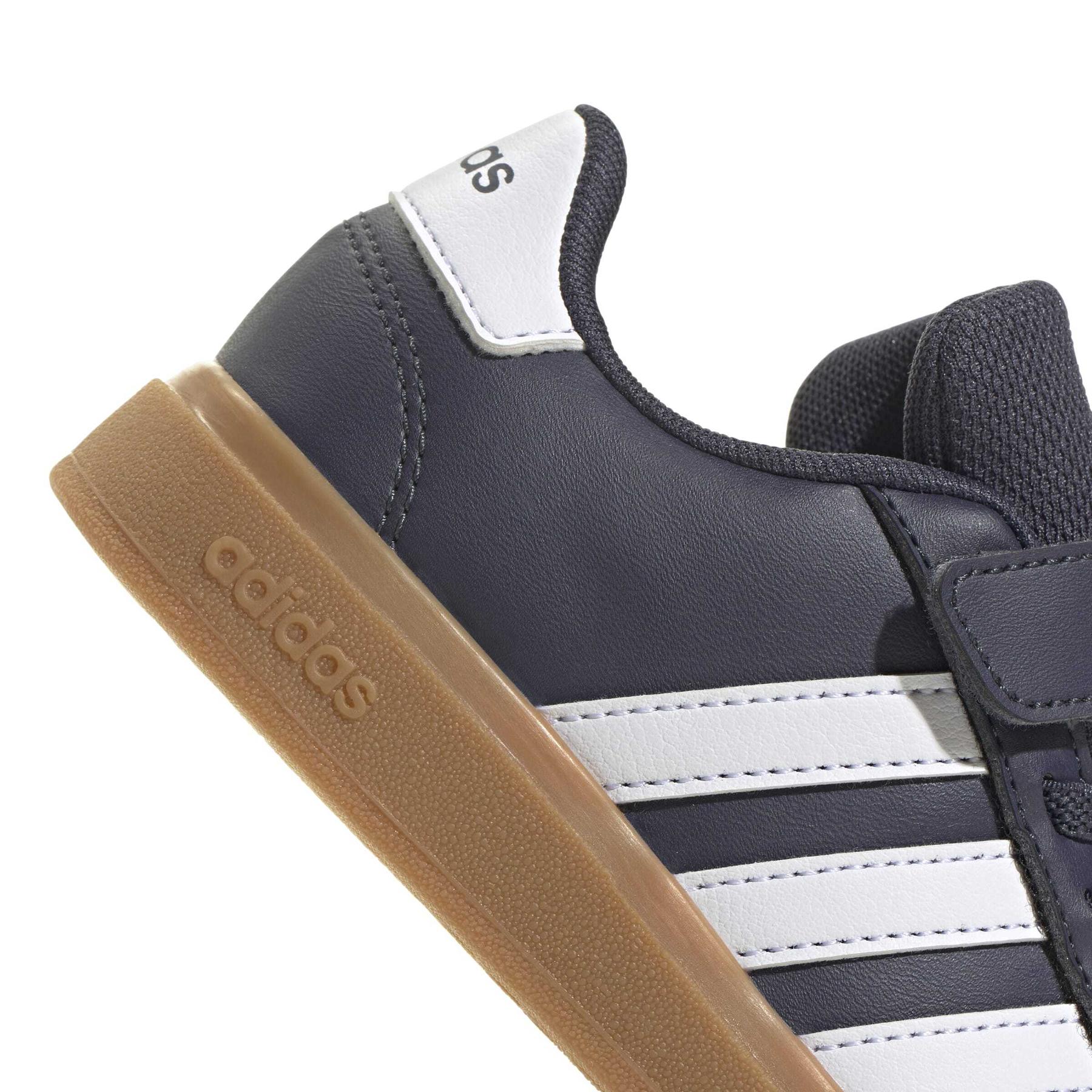 product/a/d/adidas_ji0974_8_footwear_photography_detail_view_1_white-nw091625.jpg
