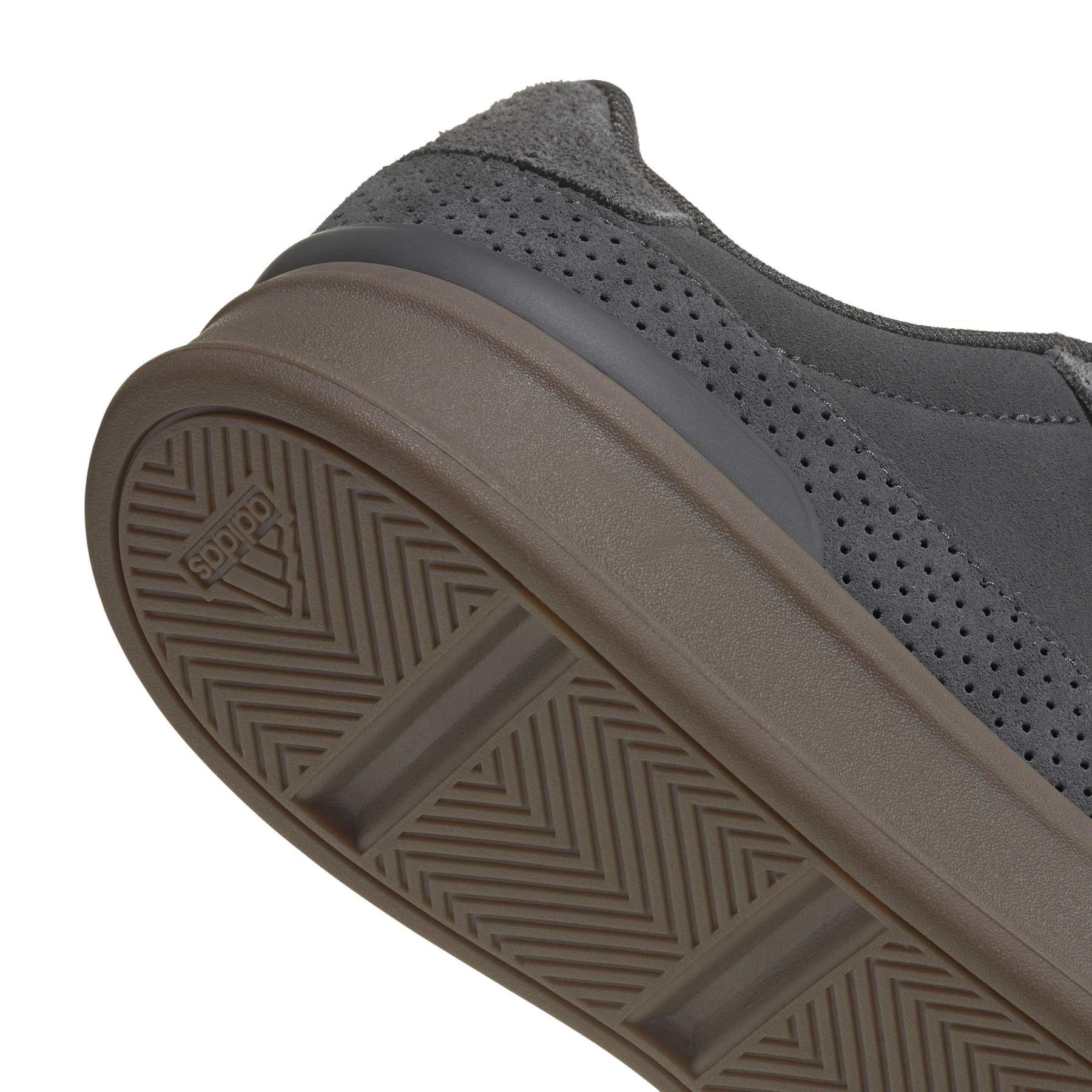 product/a/d/adidas_jq5652_8_footwear_photography_detail_view_1_white-nw091625.jpg