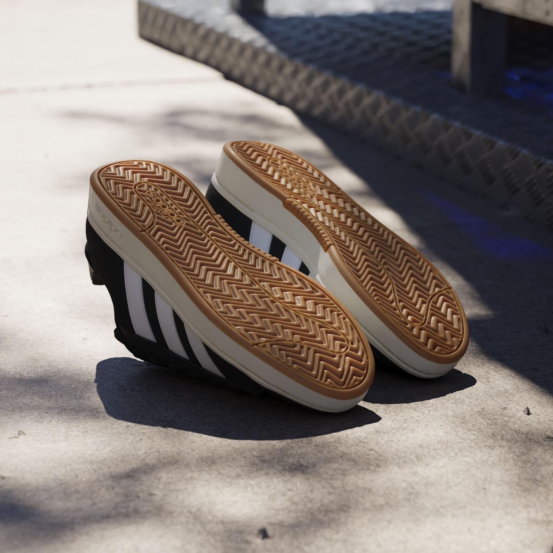 product/a/d/adidas_jr0543_16_footwear_photography_heromrktng_view_4-nw091625.jpg