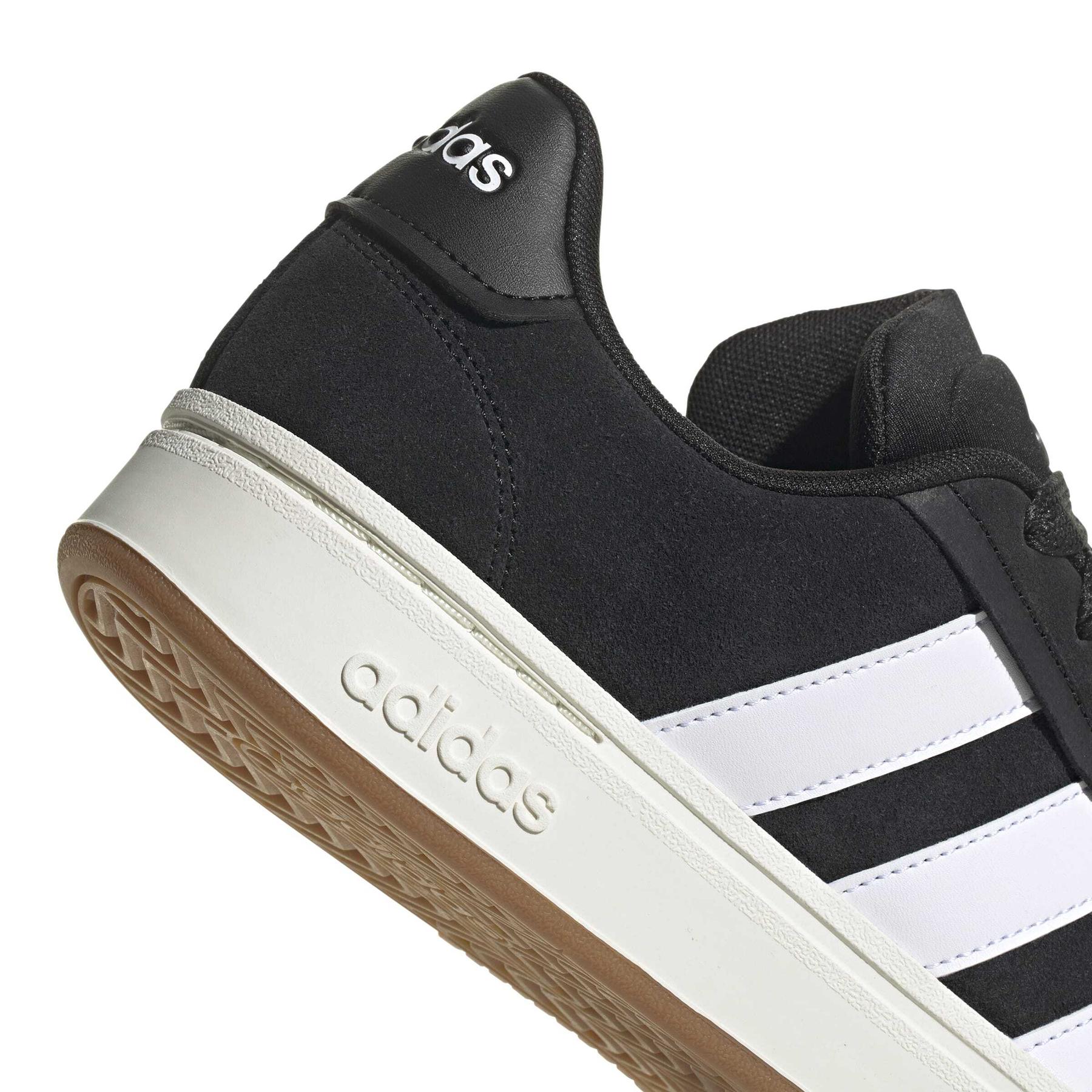 product/a/d/adidas_jr0543_8_footwear_photography_detail_view_1_white-nw091625.jpg