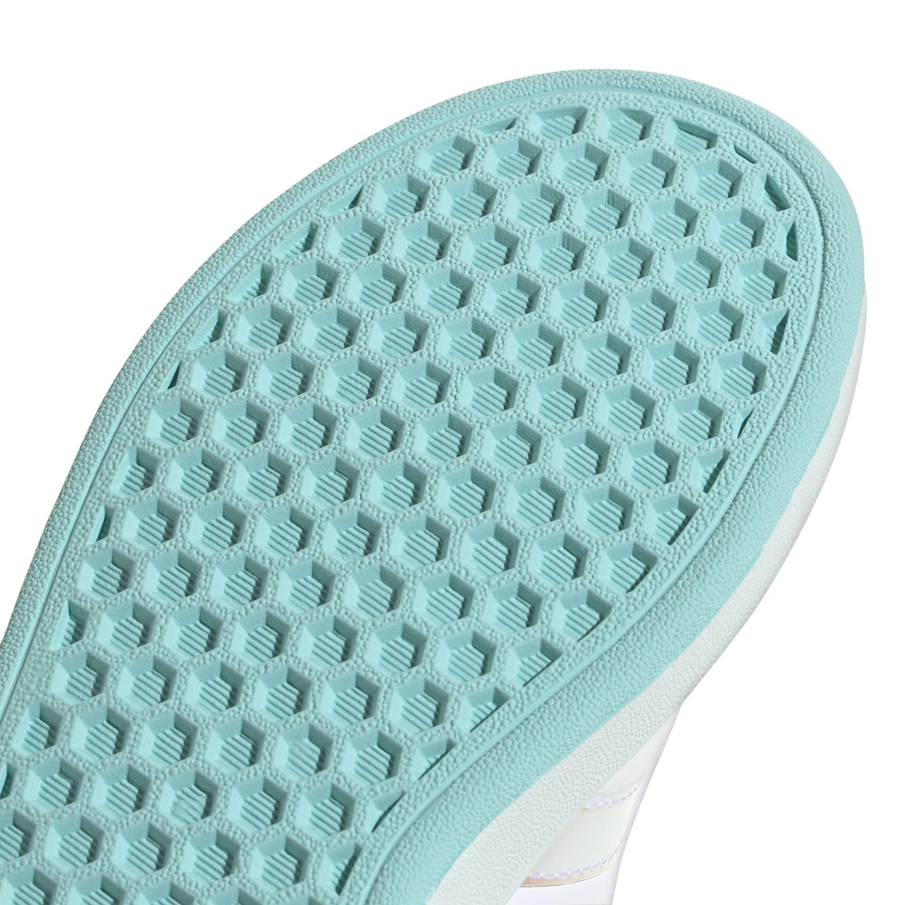 product/a/d/adidas_jr6119_9_footwear_photography_detail_view_2_white-nw091725.jpg