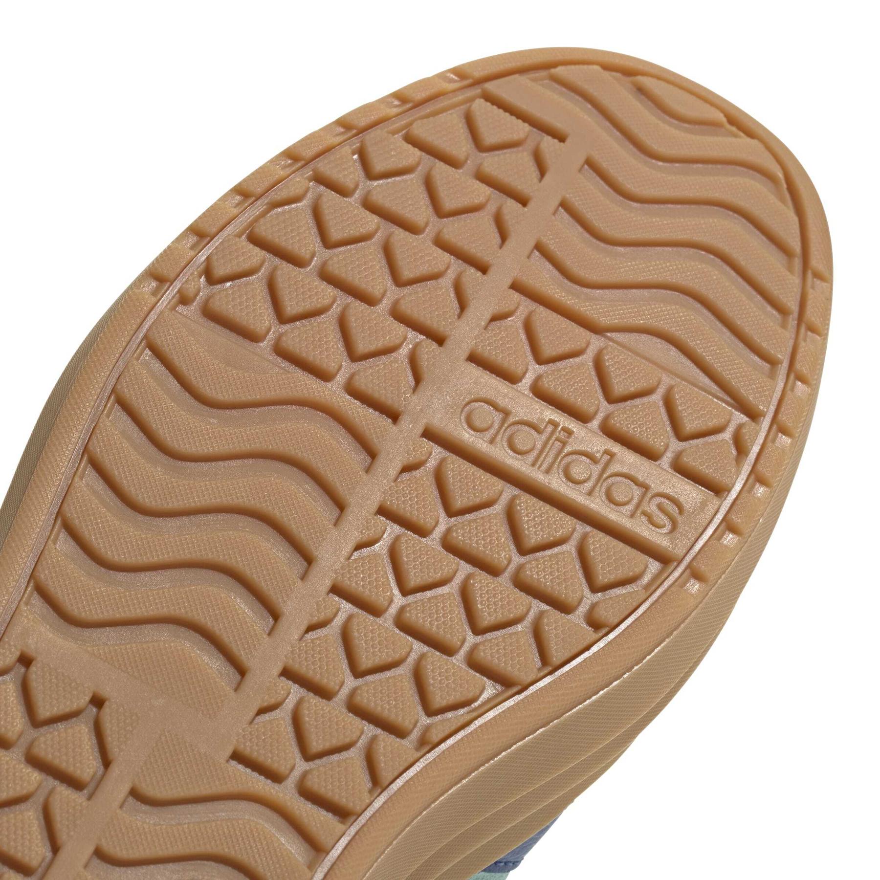 product/a/d/adidas_js3813_8_footwear_photography_detail_view_1_white-nw091725.jpg