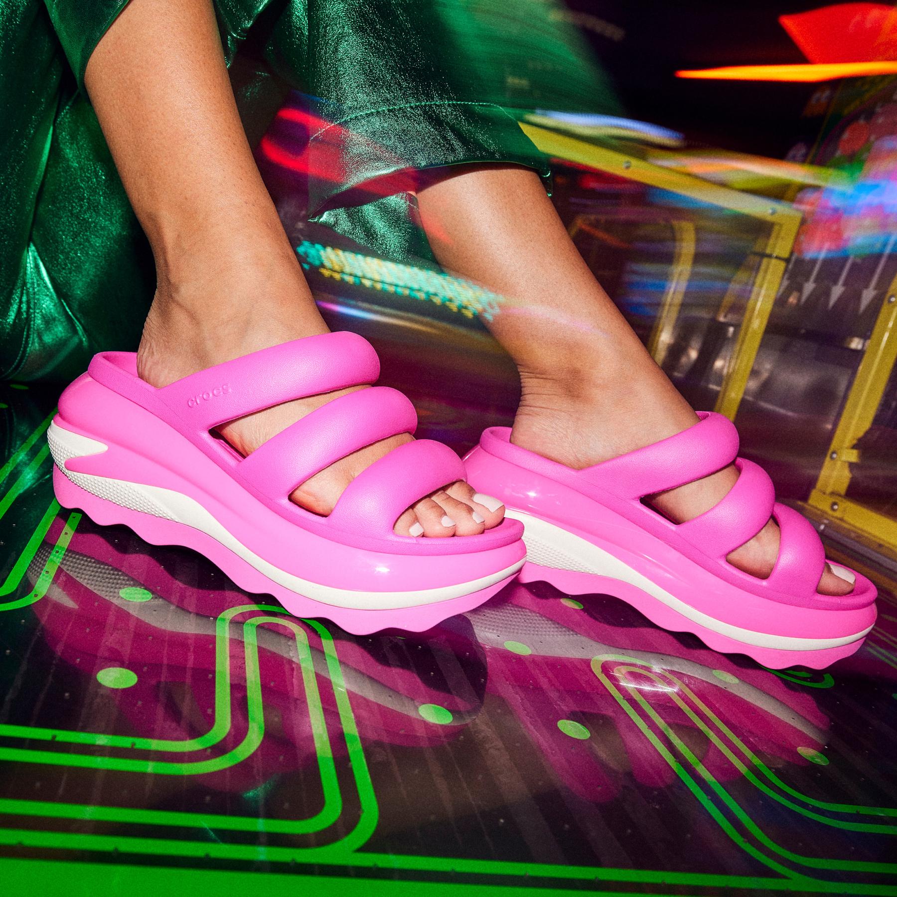 product/c/r/crocs_209842-6tw_3-q325.jpg