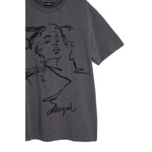 product/d/e/desigual_25wwtk47-6020_gris_2.jpg