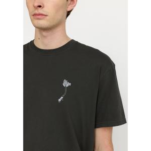 product/r/e/revolution_1429-tun-black_black_3.jpg